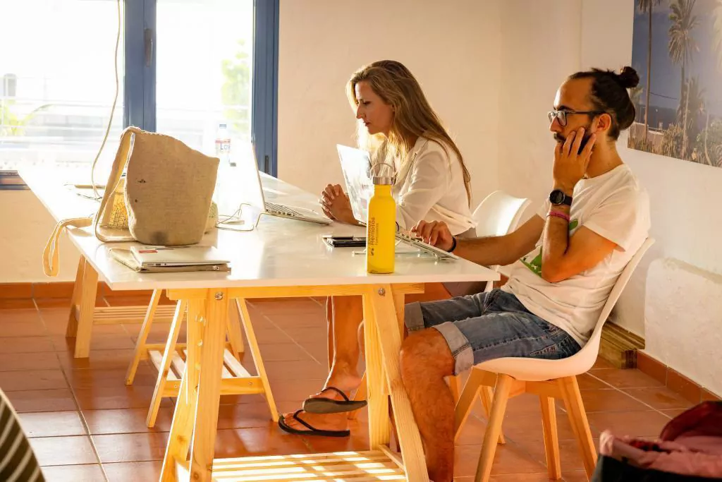 teletrabajando en el coworking Agaete de repeople