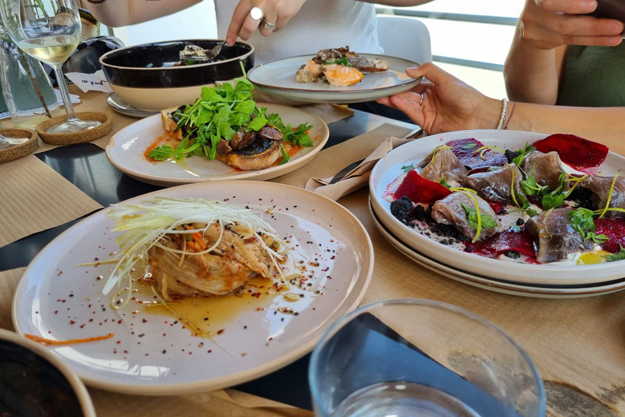 Platos de comida en la mesa