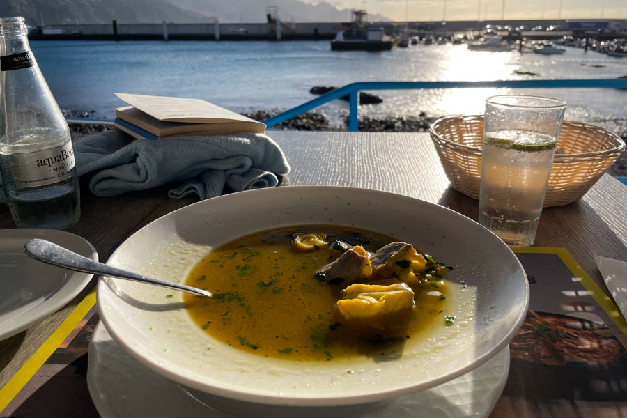 Plato de comida con vistas al muelle