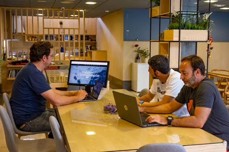 Zona de trabajo coliving el cabo coworking