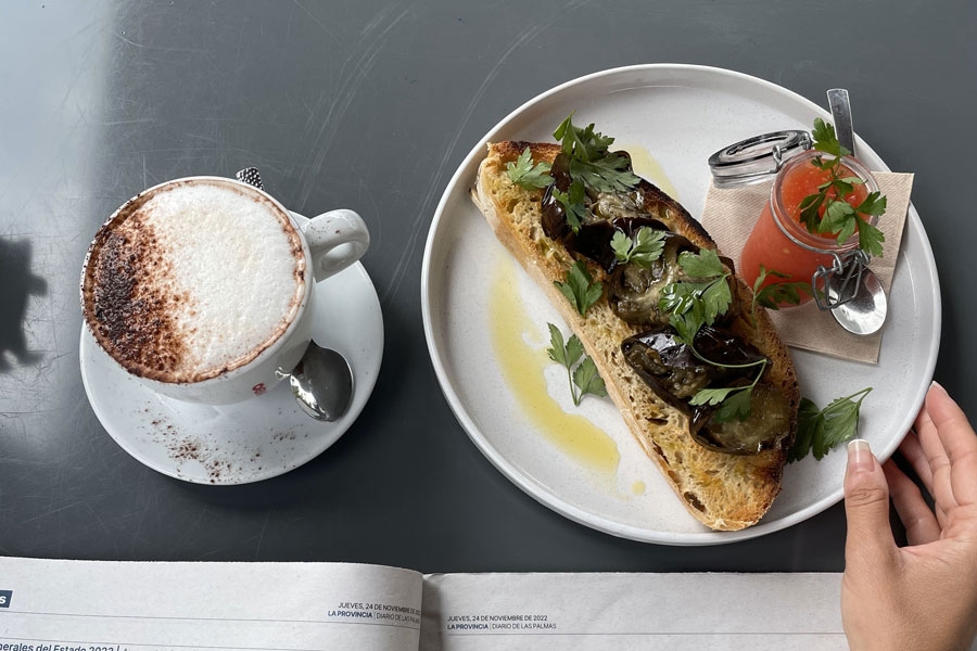 Café y plato de comida